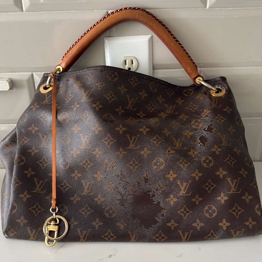 Louis Vuitton hobo bag. On the receipt it sayss ARTSY MM MNG.